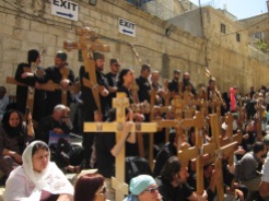 Eine Gruppe, die Kreuze auf der Via Dolorosa - dem Leidensweg Jesu - getragen haben.